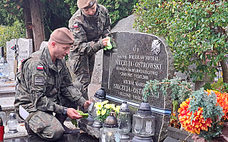 Żołnierze porządkowali groby na elbląskich cmentarzach